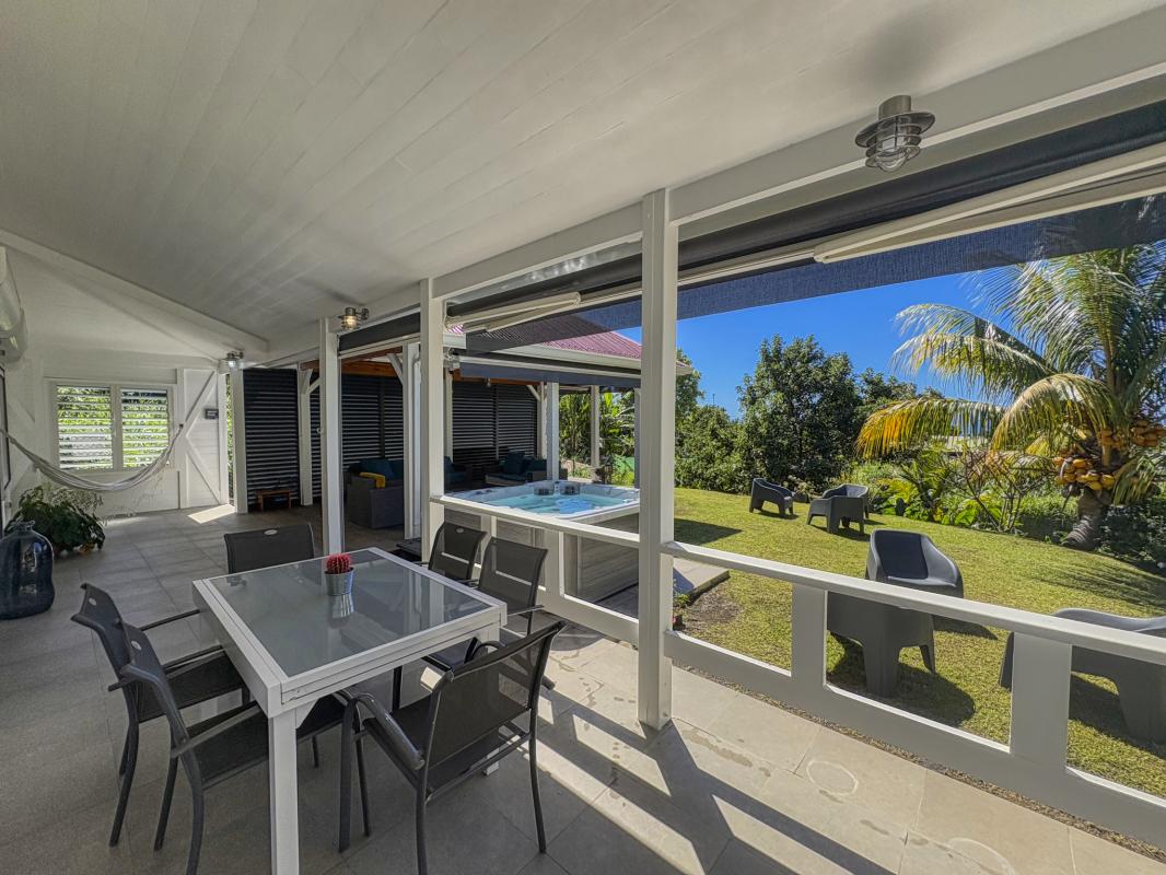 8.Location villa jacuzzi Saint Claude Guadeloupe_Terrasse Jacuzzi Jardin